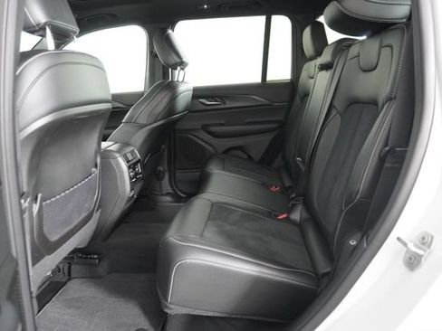 Used 2025 Jeep Grand Cherokee Altitude RWD image 32