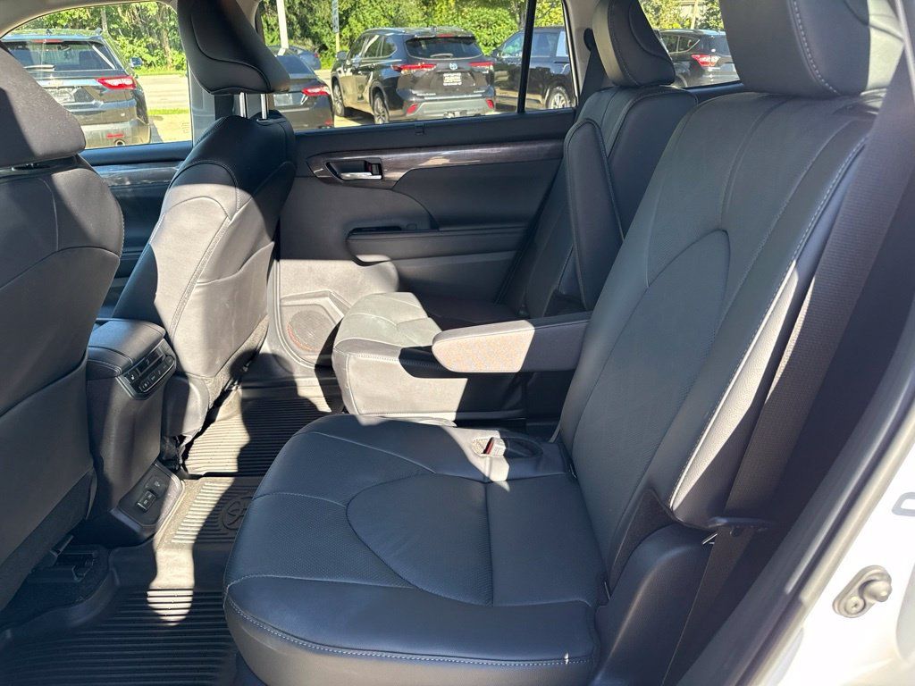 Used 2024 Toyota Highlander Platinum AWD/4WD image 14