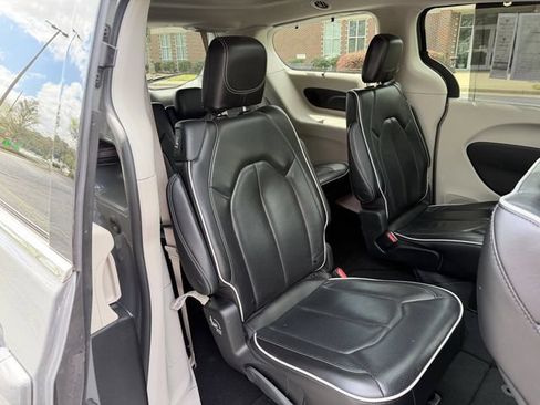 Used 2023 Chrysler Pacifica Limited FWD image 39