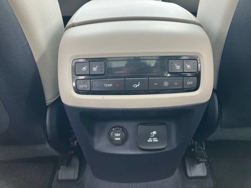 Used 2023 Hyundai Palisade Limited w/ Winter Package AWD/4WD image 19