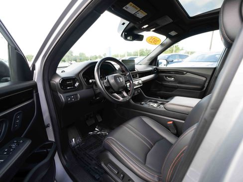 Used 2025 Honda Pilot TrailSport image 8