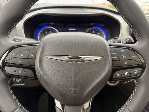 Used 2025 Chrysler Pacifica Limited image 31