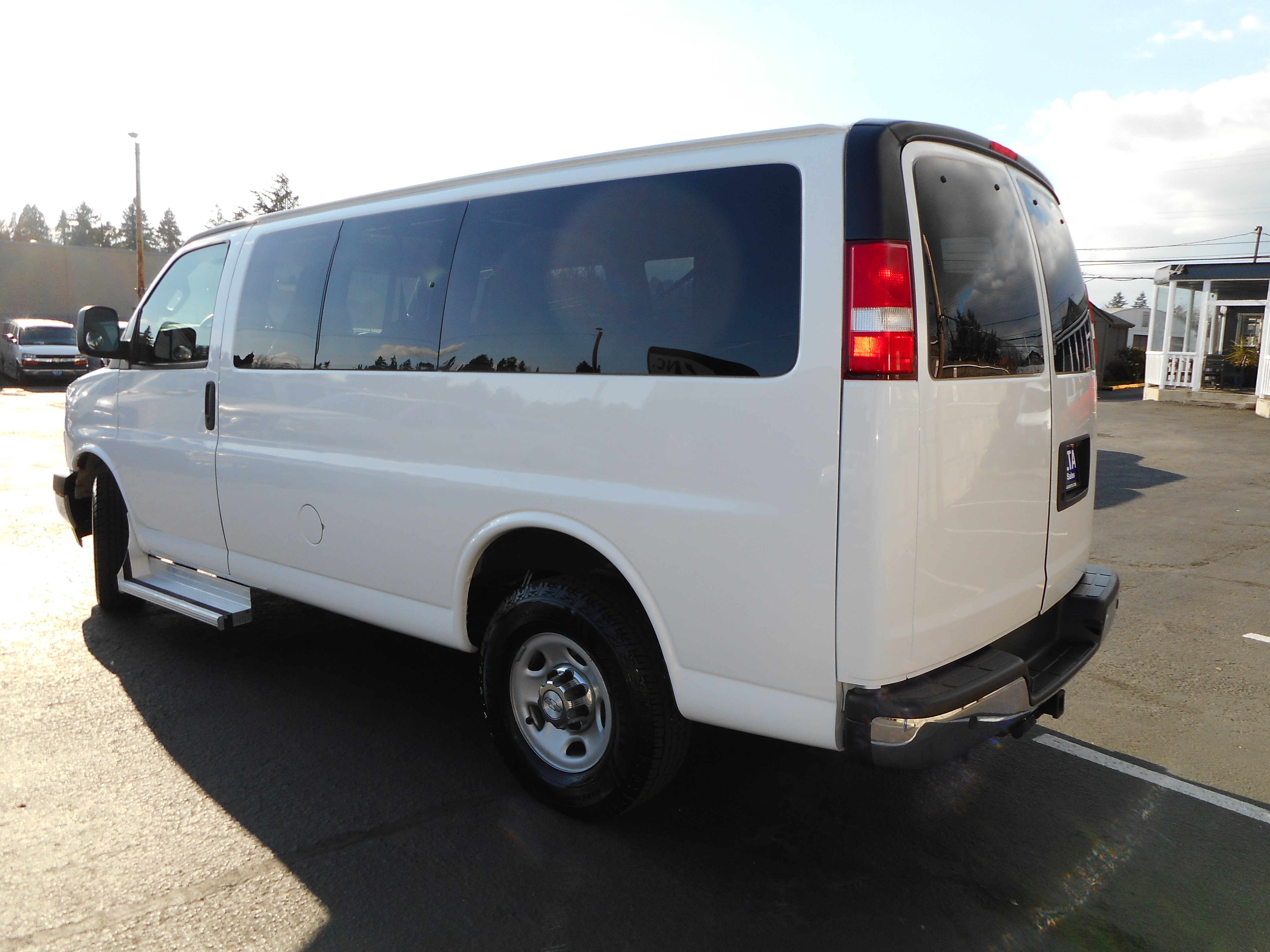 Used 2017 Chevrolet Express 3500 LT w/ LT Preferred Equipment Group RWD image 10