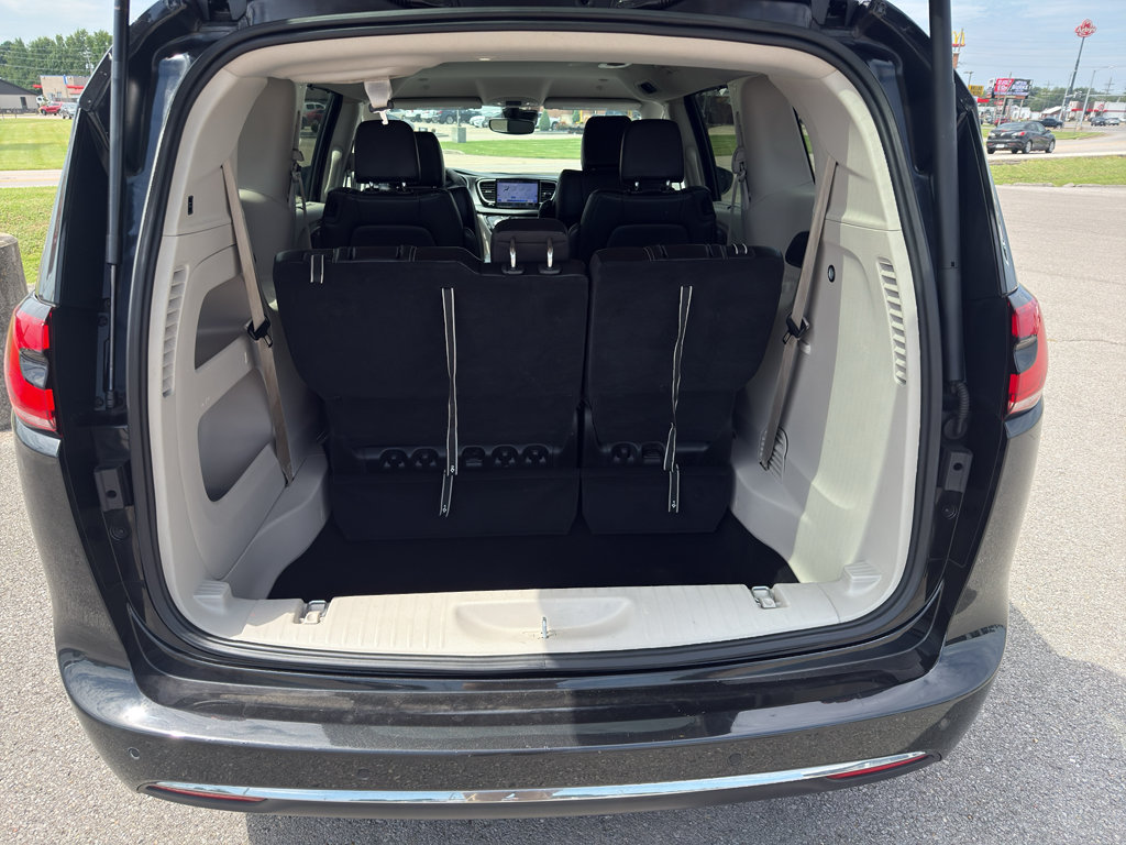 Used 2023 Chrysler Pacifica Touring-L FWD image 6