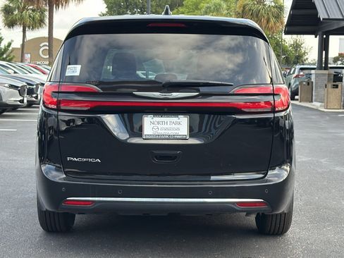 Used 2025 Chrysler Pacifica Select FWD image 5