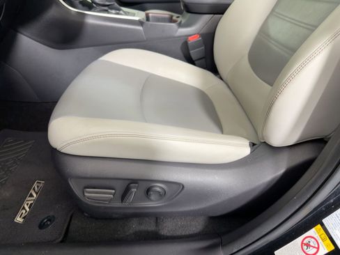 Used 2019 Toyota RAV4 Limited image 12