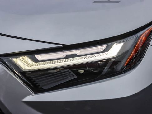 Used 2022 Toyota RAV4 SE image 7