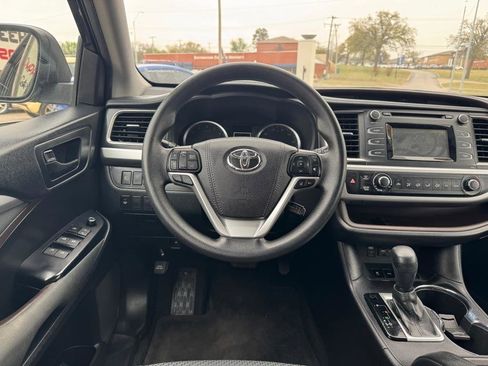 Used 2019 Toyota Highlander LE FWD image 17