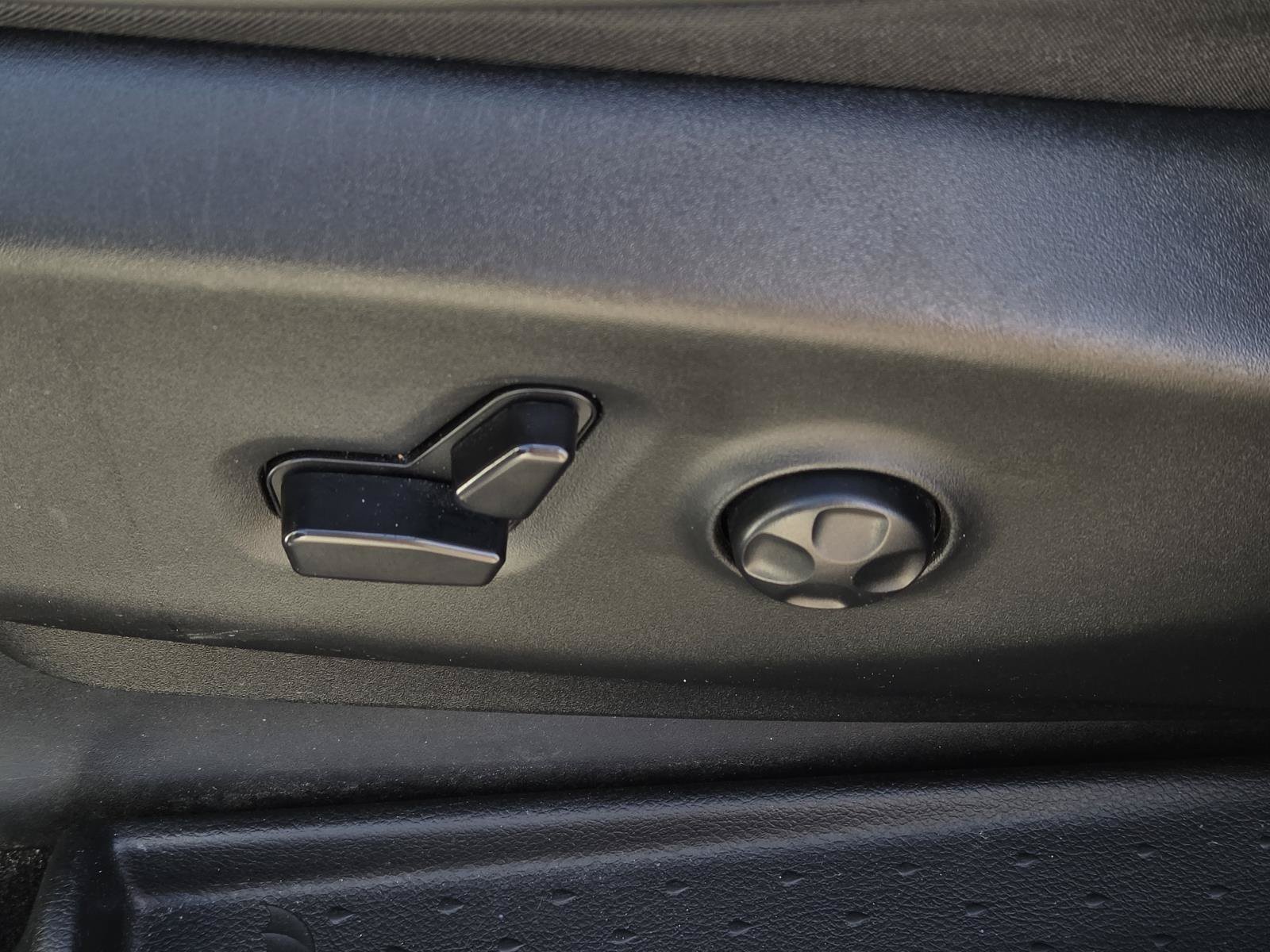 Used 2025 Chrysler Pacifica Limited FWD image 29