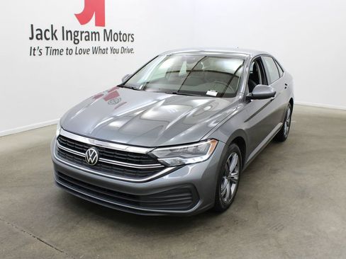 Used 2024 Volkswagen Jetta SE FWD image 2