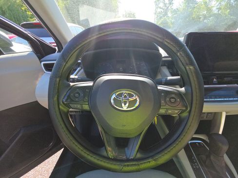 Used 2024 Toyota Corolla Cross L FWD image 11