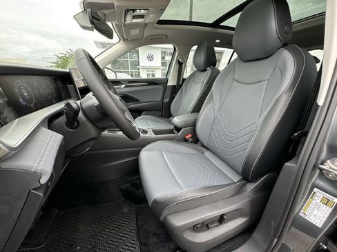 New 2026 Volkswagen Tiguan SE FWD image 19