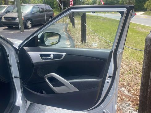 Used 2016 Hyundai Veloster FWD image 15