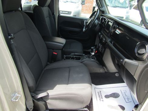 Used 2022 Jeep Gladiator Sport AWD/4WD image 18
