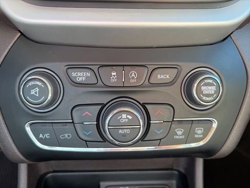 Used 2018 Jeep Cherokee Overland w/ Technology Group AWD/4WD image 45