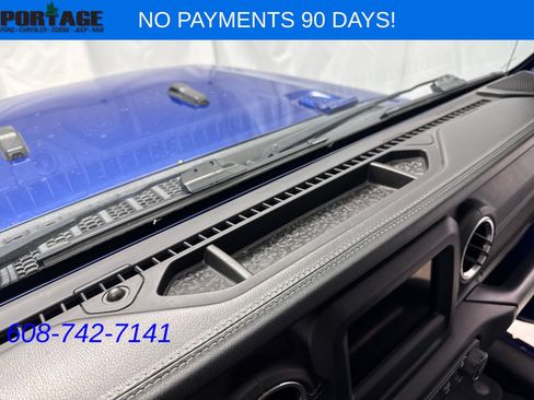 Used 2018 Jeep Wrangler Unlimited Sahara w/ Cold Weather Group AWD/4WD image 16