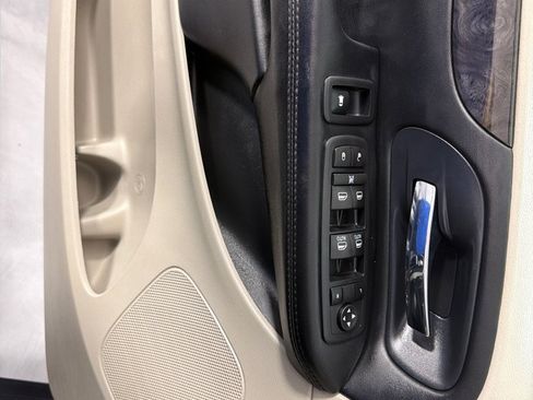 Used 2016 Dodge Grand Caravan SXT w/ UConnect Hands-Free Group FWD image 9