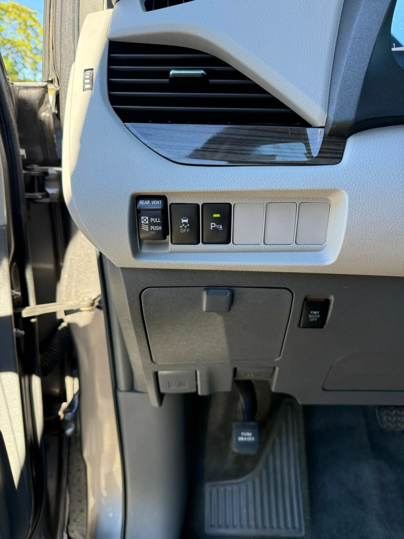 Used 2018 Toyota Sienna XLE w/ XLE Navigation Package FWD image 29