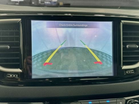 Used 2024 Chrysler Pacifica Touring-L FWD image 22