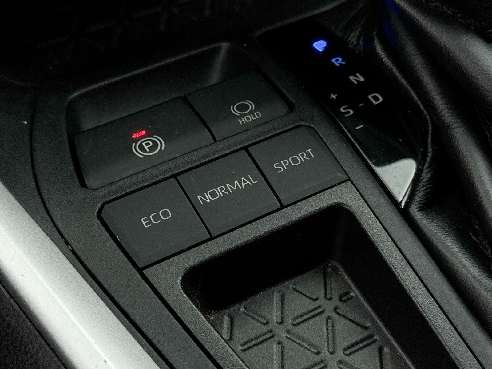 Used 2020 Toyota RAV4 XLE w/ Convenience Package FWD image 9