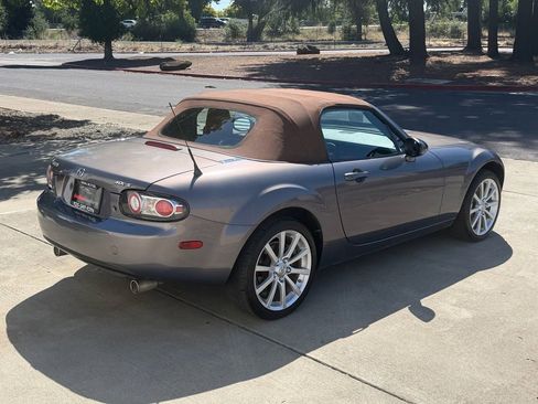 Used 2006 MAZDA MX-5 Miata Grand Touring w/ Premium Pkg RWD image 19
