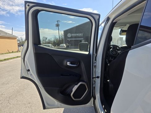 Used 2016 Jeep Renegade Latitude w/ Cold Weather Group image 6