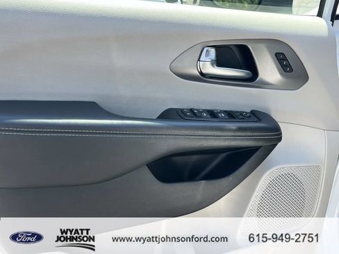 Used 2023 Chrysler Pacifica Touring-L image 26