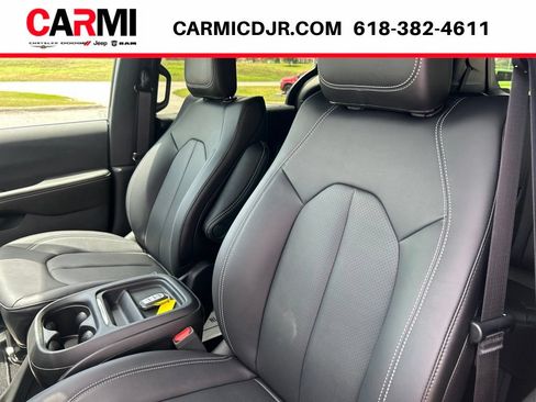New 2027 Chrysler Pacifica Select FWD image 7