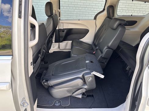 Used 2017 Chrysler Pacifica Touring-L FWD image 34