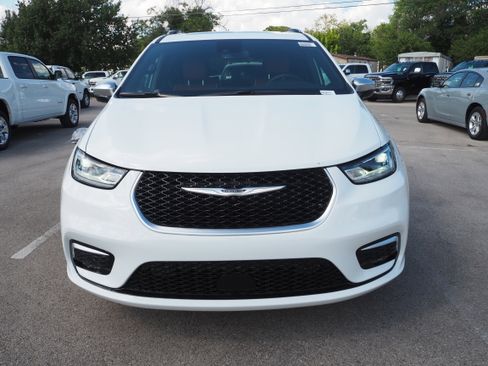 New 2026 Chrysler Pacifica Pinnacle image 3