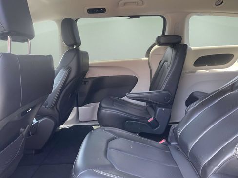 Used 2023 Chrysler Pacifica Touring-L FWD image 11