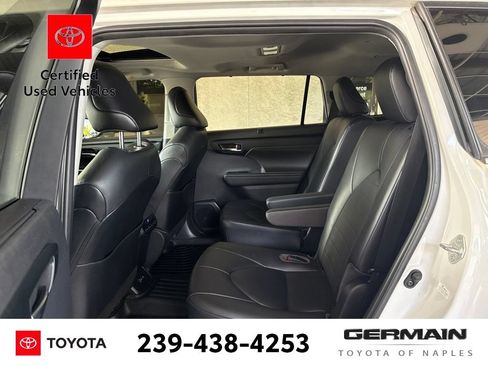 Used 2020 Toyota Highlander XLE FWD image 12
