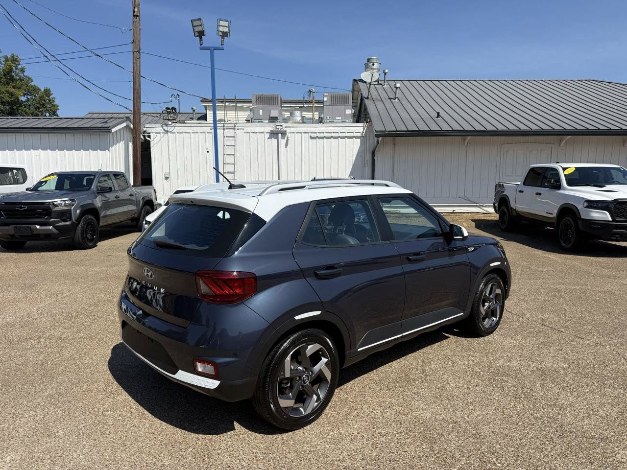 Used 2025 Hyundai Venue Limited FWD image 5