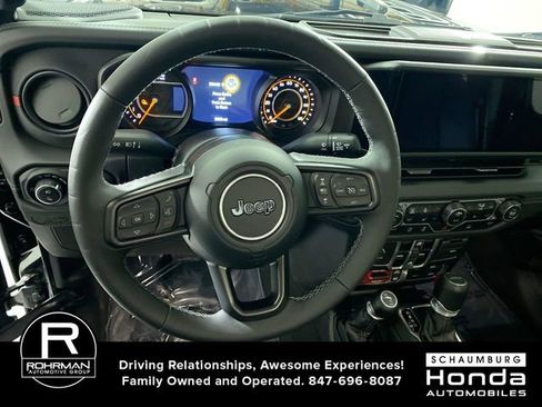 Used 2025 Jeep Gladiator Rubicon w/ Convenience Group image 11