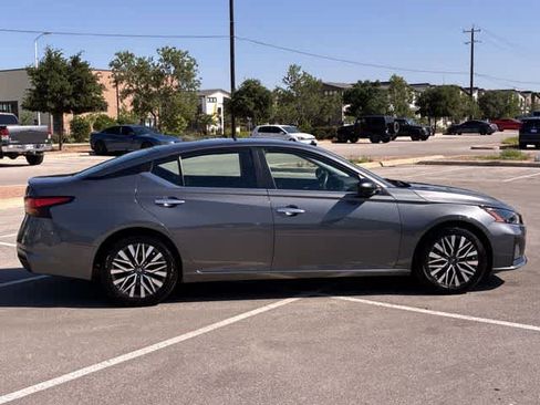 Used 2024 Nissan Altima 2.5 SV FWD image 7