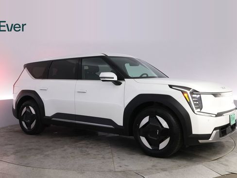 Used 2024 Kia EV9 Light Long Range RWD image 14