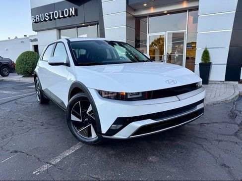 Used 2025 Hyundai Ioniq 5 SE image 4