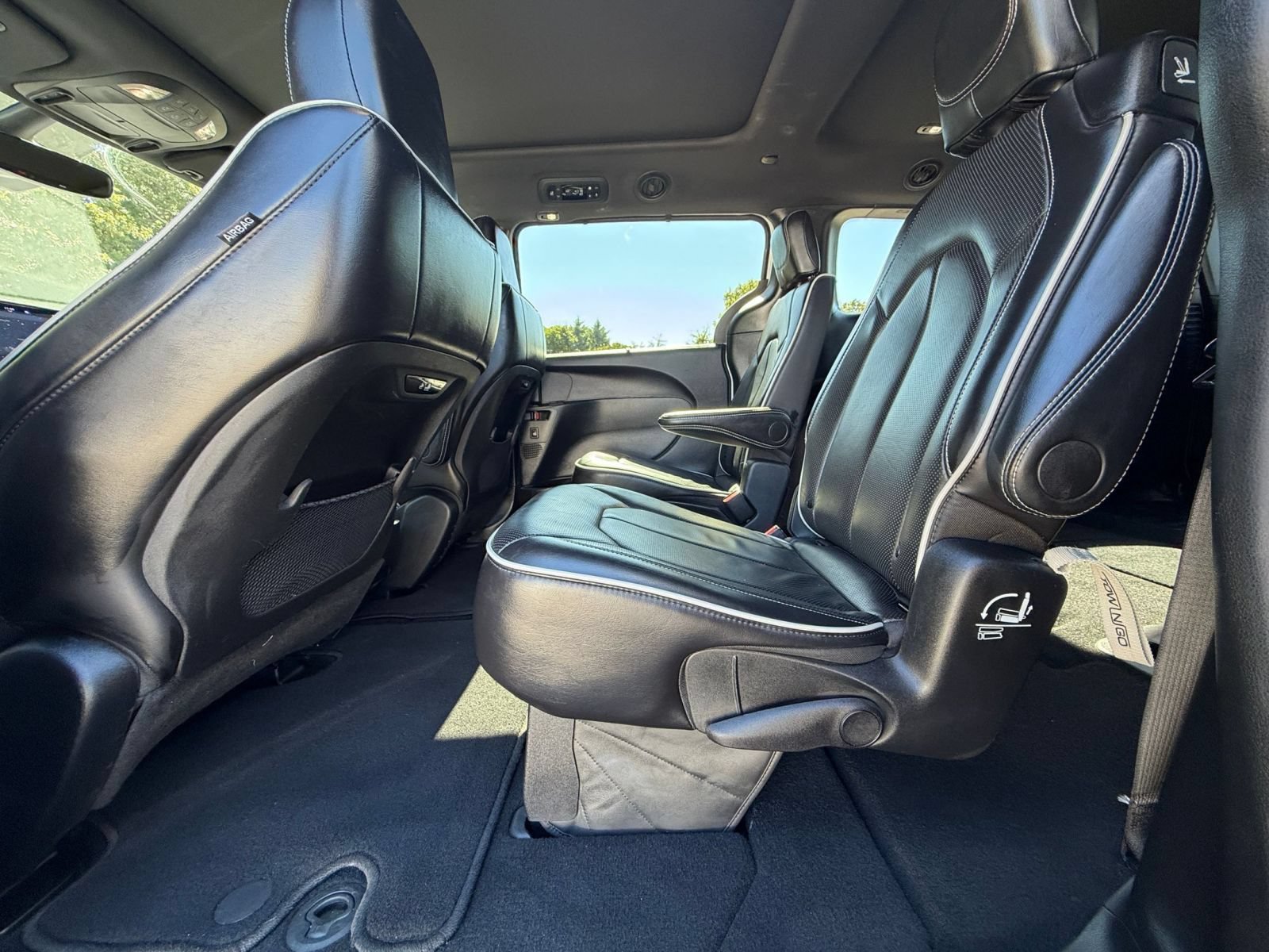 Used 2025 Chrysler Pacifica Limited FWD image 28