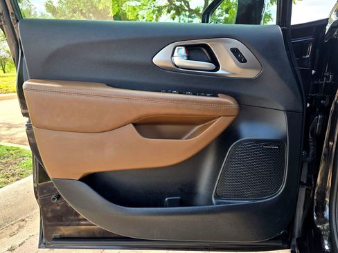 Used 2017 Chrysler Pacifica Limited FWD image 19
