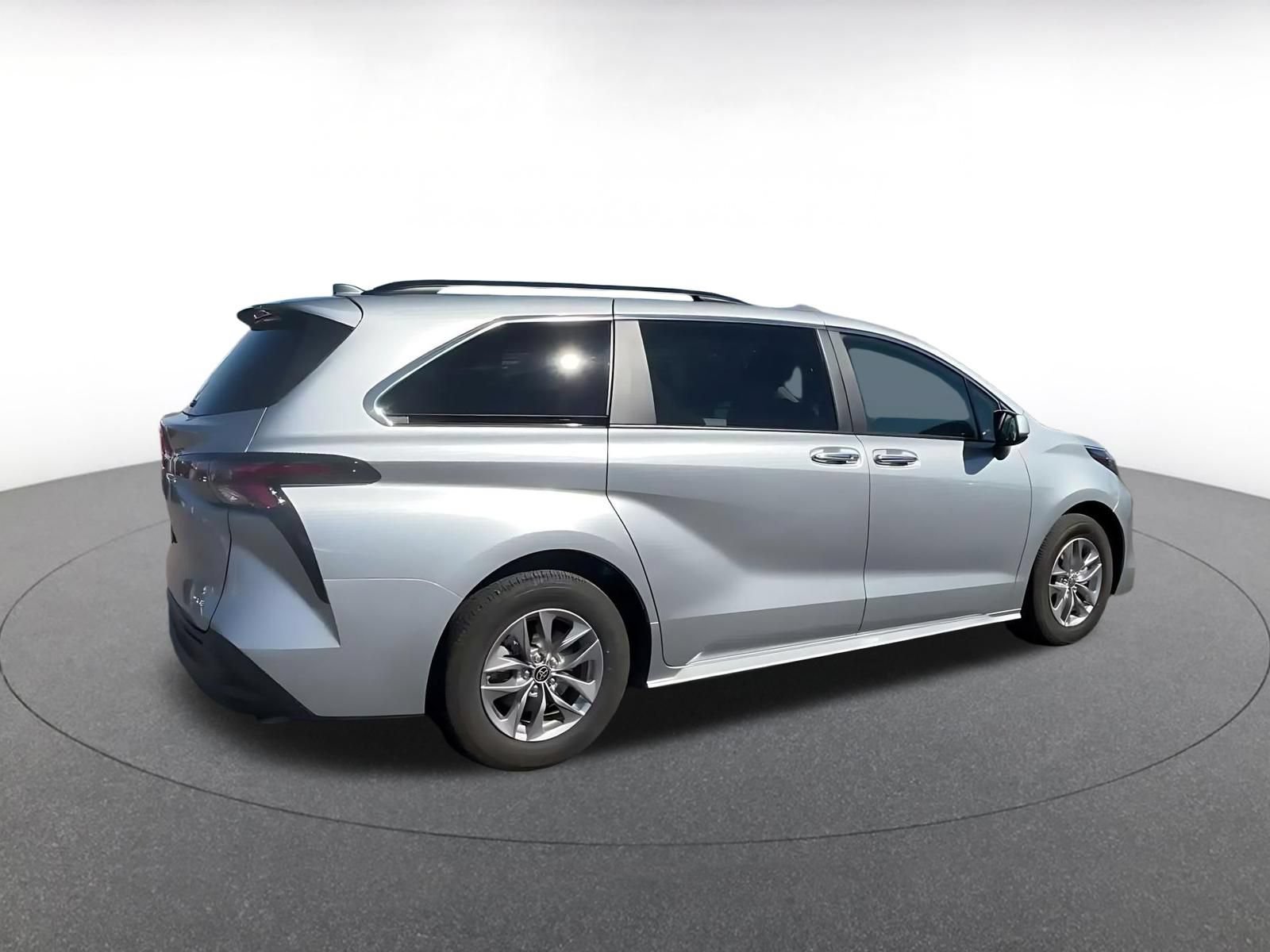 Used 2025 Toyota Sienna XLE FWD image 14