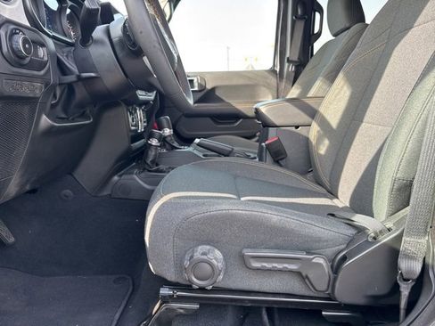 Used 2025 Jeep Wrangler Sahara image 19