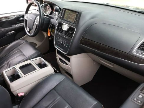 Used 2016 Chrysler Town & Country Touring FWD image 18