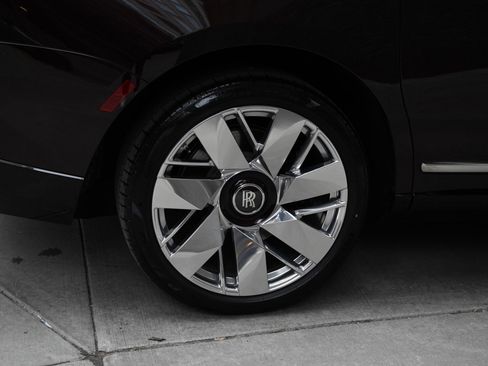 Used 2025 Rolls-Royce Cullinan image 30