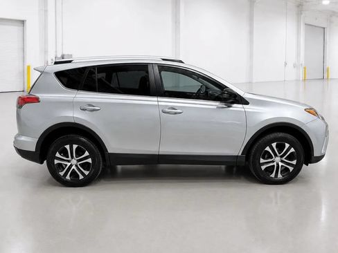 Used 2018 Toyota RAV4 LE FWD image 4