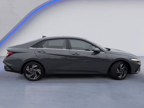 New 2026 Hyundai Elantra Limited FWD image 3