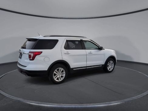Certified 2018 Ford Explorer XLT w/ Equipment Group 202A image 8