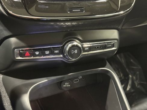 Used 2024 Volvo XC40 B5 Ultimate w/ Protection Package Premier image 13