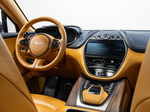 Used 2021 Aston Martin DBX image 28