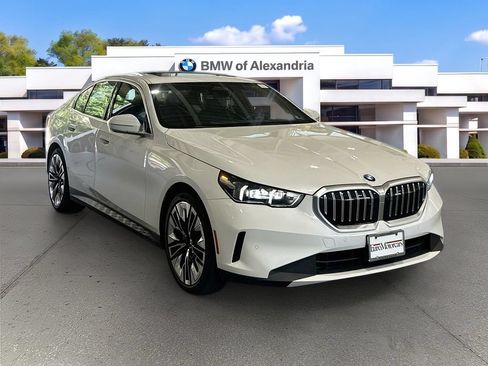 Used 2024 BMW 530i xDrive w/ Premium Package AWD/4WD image 3