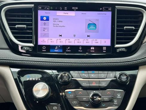 Used 2023 Chrysler Pacifica Touring-L image 14